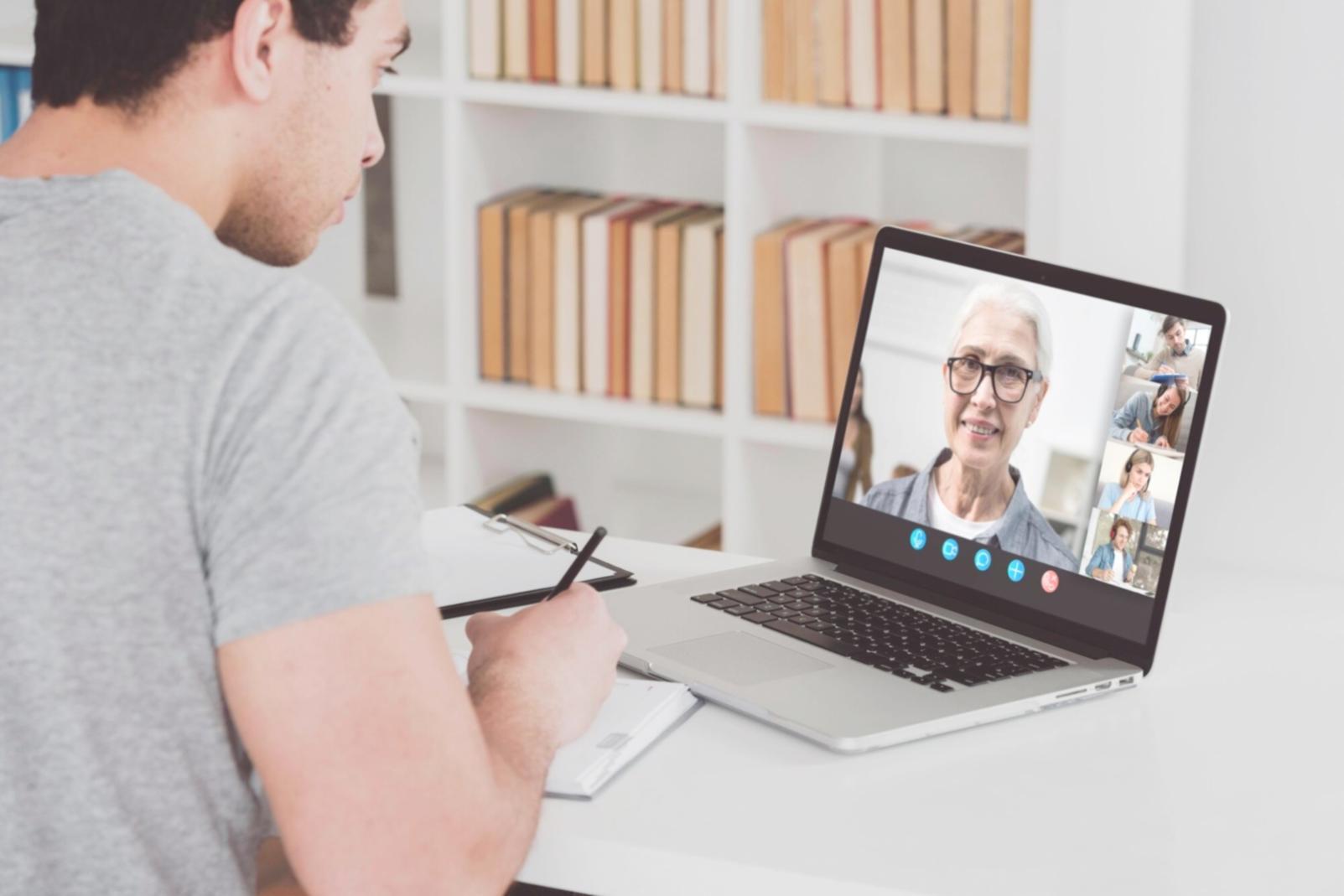 Consultor financiero explicando gráficos y recomendaciones a cliente en oficina profesional